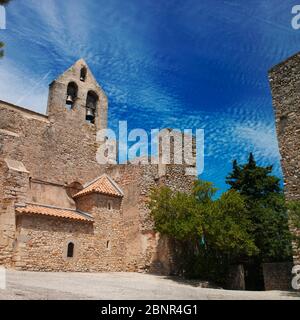 St. Didier Kirche Glockenturm aus dem 12. Jahrhundert in Rasteau Dorf, Vaucluse, Südfrankreich Stockfoto