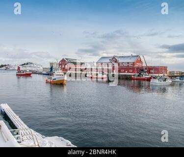 Fischerboote im Hafen von Henningsvaer Stockfoto