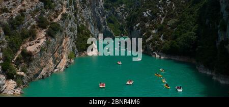 Touristen Bootfahren auf dem Fluss Verdon am Eingang der Gorges du Verdon in der Provence, Südfrankreich Stockfoto