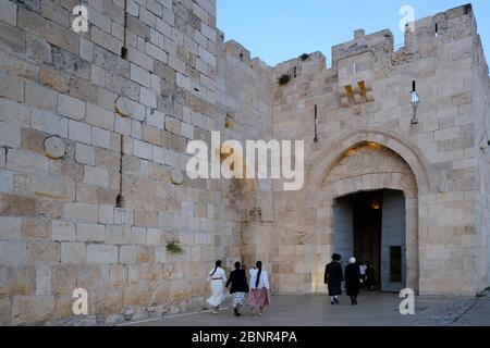 Ultra-orthodoxe Juden gehen durch das Jaffa-Tor oder Bab al-Khalil eines von acht Toren der osmanischen Mauern der Altstadt, die im 16. Jahrhundert vom türkischen Sultan Suleiman dem prächtigen Jerusalem Israel erbaut wurde Stockfoto