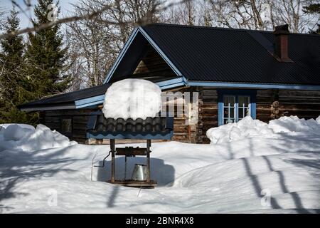 Schneebedecktes Haus im Winter Stockfoto