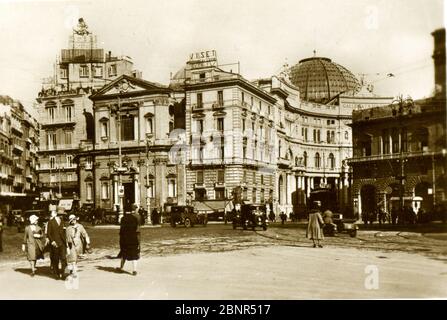 Historische Ansicht über Piazza Trieste e Trento in Neapel, Italien - ca. 1940 Stockfoto