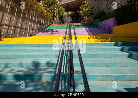 Treppen in Regenbogenfarben Hintergrund gemalt Stockfoto