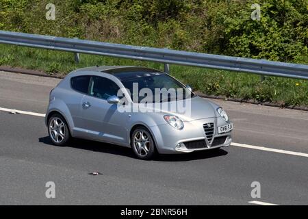 Alfa Romeo Mito 1.4 TB MultiAir; Fahrzeugverkehr Fahrzeuge bewegen, Fahrzeuge auf britischen Straßen fahren, Motoren, auf der Autobahn M6 fahren Stockfoto