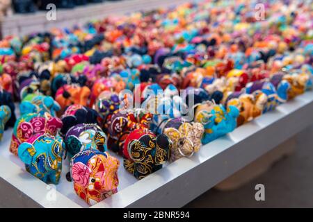 Schlüsselanhänger zum Verkauf bei Night Market in Nord-Thailand Stadt Pai Stockfoto