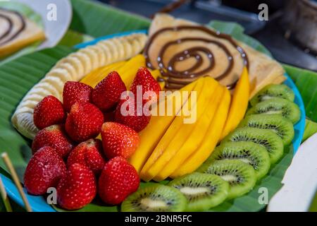 Pfannkuchen Crepe mit Obst und Schokoladensauce vom Nachtmarkt in Pai, Thailand Stockfoto
