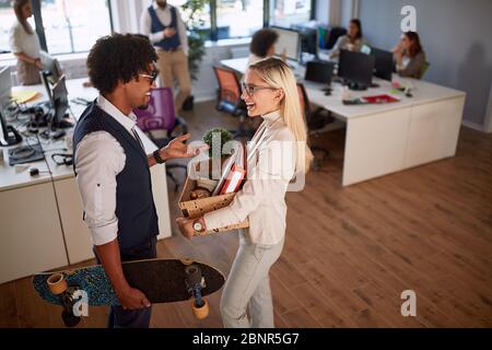 Zwangloses Geschäftskonzept, zwei junge Unternehmer, Bürokollegen im Gespräch Stockfoto