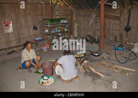 Frauen kochen in ländlicher Küche in Holzhaus, Randu Blatung Dorf, in der Nähe von CEPU, Java, Indonesien Stockfoto