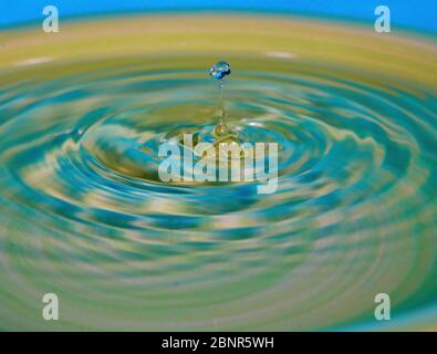 Tropfen Wasser oder Flüssigkeit verursachte eine Welligkeit Stockfoto