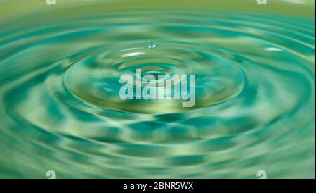 Tropfen Wasser oder Flüssigkeit verursachte eine Welligkeit Stockfoto