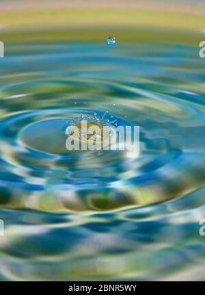 Tropfen Wasser oder Flüssigkeit verursachte eine Welligkeit Stockfoto