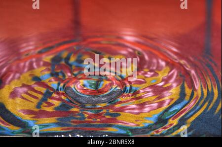 Tropfen Wasser oder Flüssigkeit verursachte eine Welligkeit Stockfoto