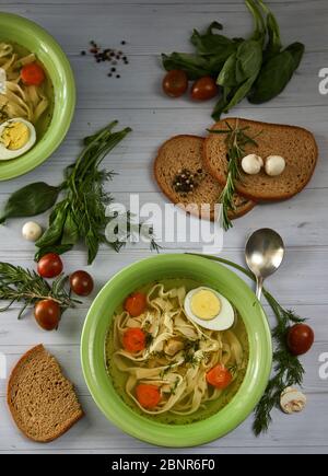 Rustikale Hühnersuppe mit Nudeln und Gemüse. Horizontale Ansicht von oben Stockfoto