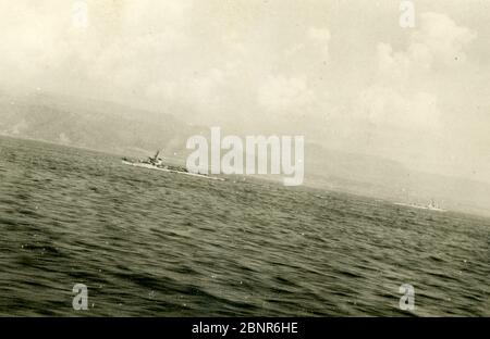 Zweiter Weltkrieg / 2. Weltkrieg, Seekrieg, italienische Kreuzer in der Bucht von Neapel, Italien Stockfoto