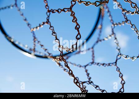 Ein Korbnetz von unten mit blauem Himmel Stockfoto