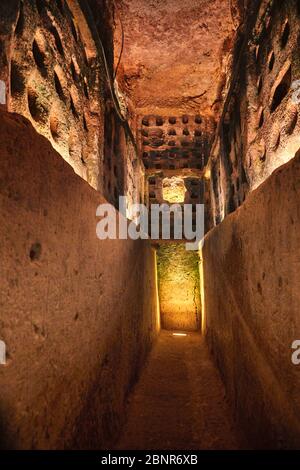 Die Columbarium-Höhlen in Beit Guvrin, Israel wurden in der Antike für die Taubenzucht verwendet. Stockfoto