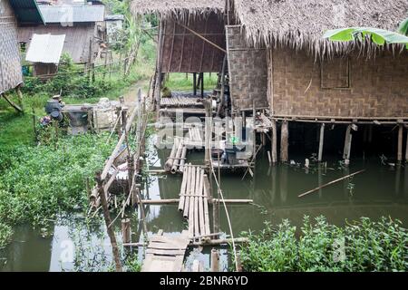 Myanmar Travel Images Häuser von armen Menschen gebaut Hütte wie am Rande des Flusses nicht für von der Stadt. Stockfoto