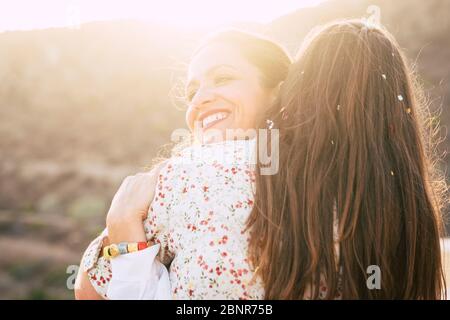 Liebe und Freundschaft Diversity Konzept - Paar von Frauen umarmen mit Liebe und Beziehung - Freunde oder Freundinnen oder Schwestern Menschen umarmen - Sonne im Hintergrund Stockfoto