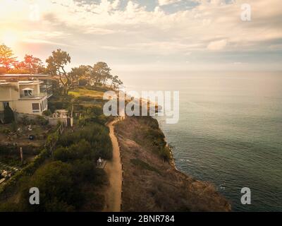 Luftaufnahme des sonnigen Dorfes La Jolla in San Diego Kalifornien mit Häusern auf den Klippen des Pazifischen Ozeans Stockfoto