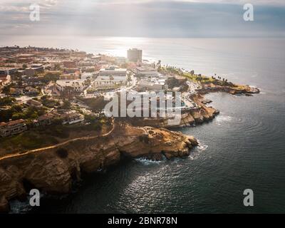 Luftaufnahme des sonnigen Dorfes La Jolla in San Diego Kalifornien mit Häusern auf den Klippen des Pazifischen Ozeans Stockfoto