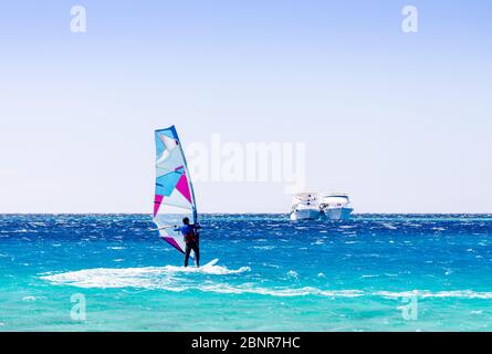 Surfer Fahrten im Roten Meer vor dem Hintergrund von zwei Schiffen in Ägypten Dahab Stockfoto