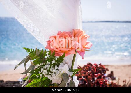 Rosa Blüten bunte frisches Bouquet mit Ocean Blue View-Konzept der Dekorationen und Natur Outdoor - Hochzeit Bestimmungsort in tropischen Ort Stockfoto