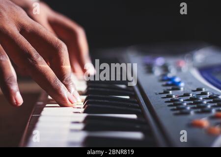 Musik Zauberer spielt die elektronische Tastatur im Musikaufnahme Studio Nahaufnahme auf die Hände. Spielen von elektronischem Klavier. Stockfoto