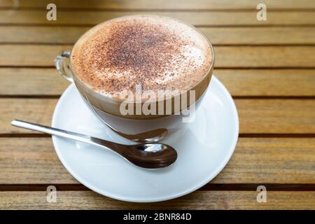 Tasse Cappuccino mit Schokoladenstreuseln auf der Oberseite Stockfoto