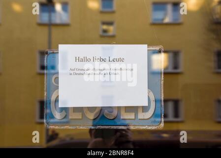 Deutschland, Sachsen-Anhalt, Magdeburg, ein Weinladen wegen der Corona-Krise geschlossen. Das Schild lautet: „Hallo liebe Leute. Ich fahre wegen der allgemeinen gesundheitlichen Situation in Deutschland in den Urlaub.“ Stockfoto