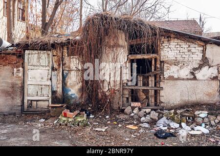 Außenansicht eines alten verlassenen Shanty House oder Cottage Stockfoto