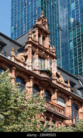 Architektur im Wilhelminischen Stil und moderne Banken in Kaiserstraße, Frankfurt am Main, Hessen, Deutschland, Europa Stockfoto