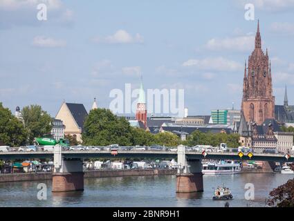 Main mit Mainkai, St. Leonhard Kirche und St. Bartholomäus Kaiserdom, Frankfurt am Main, Hessen, Deutschland, Europa Stockfoto