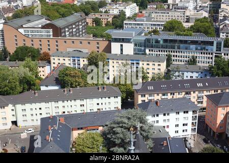 EZB Wolkenkratzer und moderne monotone Wohnhäuser, Frankfurt am Main, Hessen, Deutschland, Europa Stockfoto