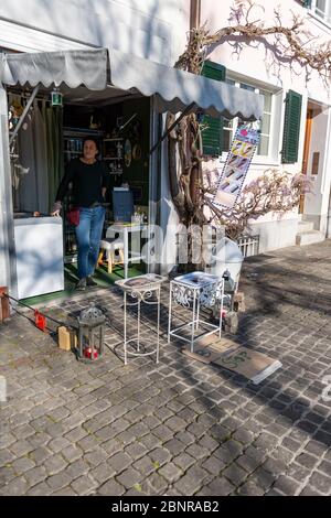 Kleiner Laden, der Eiscreme in sicherer Entfernung während Corona verkauft In Basel Stockfoto