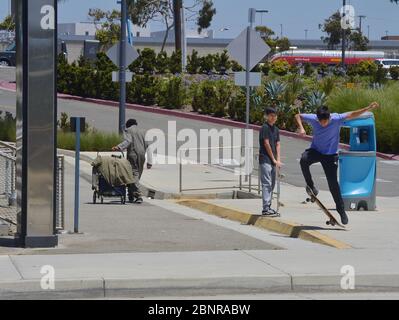Los Angeles, Usa. Mai 2020. Skateboarder trainieren am Freitag, den 15. Mai 2020, in der Nähe eines Metro-Bahnhofs in Santa Monica, Kalifornien. Beamte der Stadt und des Landkreises sagten, dass die Bewohner Gesichtsbedeckungen tragen müssen, wenn sie ins Freie gehen. Freizeiteinrichtungen wie Reitzentren, Tennis- und Pickleball-Plätze und Gemeinschaftsgärten, die am Freitag wiedereröffnet wurden, mit Einschränkungen wie Gesichtsbedeckungen, sozialer Distanz und Einschränkungen für Besucher. Foto von Jim Ruymen/UPI Quelle: UPI/Alamy Live News Stockfoto