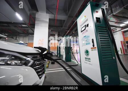 (200516) -- PEKING, 16. Mai 2020 (Xinhua) -- AN einem Elektrofahrzeug an einer neu eröffneten Elektrofahrzeug-Ladestation in der Tiefgarage des Wukesong-Sportzentrums in Peking, Hauptstadt von China, WIRD AM 16. Mai 2020 EIN Ladestecker gesehen. Die größte Elektrofahrzeug-Ladestation in Peking kam am Freitag in der Tiefgarage des Sportcenters Wukesong, dem Austragungsort der Eishockey-Winterspiele 2022, in Betrieb. Kredit: Xinhua/Alamy Live News Stockfoto