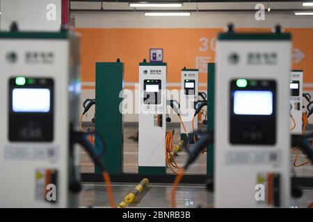 (200516) -- PEKING, 16. Mai 2020 (Xinhua) -- das Foto vom 16. Mai 2020 zeigt die Ladepunkte an einer neu eröffneten Elektrofahrzeug-Ladestation in der Tiefgarage des Wukesong-Sportzentrums in Peking, der Hauptstadt Chinas. Die größte Elektrofahrzeug-Ladestation in Peking kam am Freitag in der Tiefgarage des Sportcenters Wukesong, dem Austragungsort der Eishockey-Winterspiele 2022, in Betrieb. Gebaut von der State Grid Beijing Electric Power Company, besteht die Station aus 200 Ladestationen, die maximale Ladekapazität für aro bieten können Stockfoto