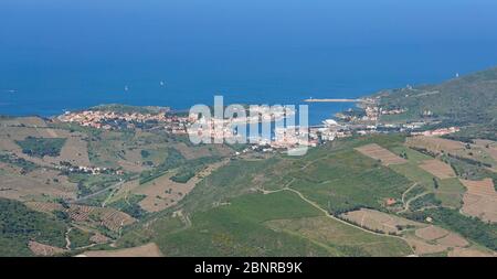 Frankreich, Luftaufnahme der Stadt und des Hafens von Port Vendres an der Mittelmeerküste, Pyrenäen Orientales, Roussillon, Occitanie Stockfoto
