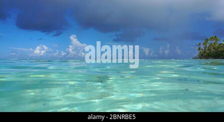 Tropische Seenlandschaft, türkisfarbenes Wasser einer Lagune mit wolkig blauem Himmel von der Wasseroberfläche aus gesehen, Französisch Polynesien, Pazifischer Ozean, Ozeanien Stockfoto