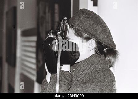 Junge Frau, halb Porträt, Blick durch die Kamera, Jahrgang. Stockfoto