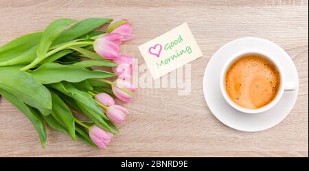 „Guten Morgen“ mit Blumen und Kaffee Stockfoto