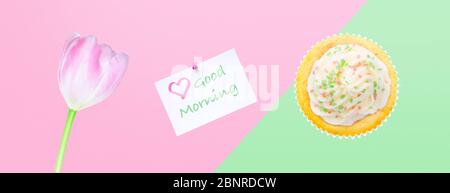 „Guten Morgen“ mit Blumen und Cupcake Stockfoto