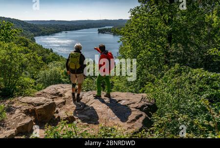 Wandern auf dem Baldeney Steig, einem Wanderweg rund um den Baldeney See in Essen, einem Ruhrgebiet, über die Ruhrhöhen, Essen, NRW, Deutschland Stockfoto