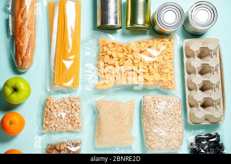 Set von Lebensmitteln. Lebensmittel... Spenden, Coronavirus und Quarantäne Konzept. Draufsicht. Stockfoto