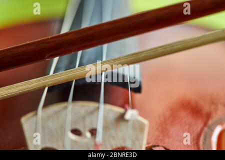 Detail der Violine. Selektiver Fokus mit geringer Schärfentiefe Stockfoto