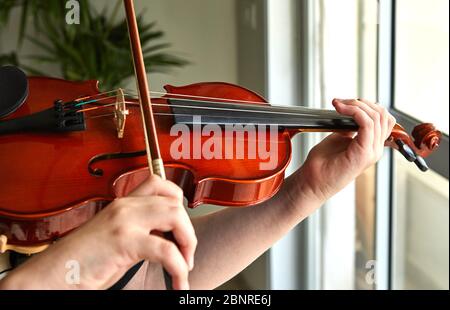 Violine klassisches Musikinstrument. Klassische Spieler Hände. Details des Violinspiels. Stockfoto