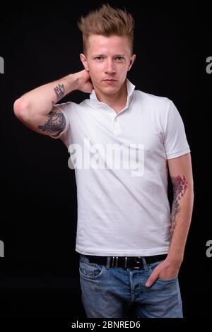 Porträt des rebellischen Mannes als Punkrocker Stockfoto