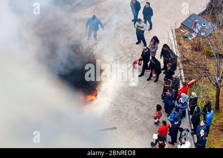 März 2020 - Ankara, Türkei: Schulung zum Brandschutz von Mitarbeitern mit Feuerlöschern in Ankara, Türkei. Stockfoto