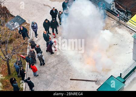 März 2020 - Ankara, Türkei: Schulung zum Brandschutz von Mitarbeitern mit Feuerlöschern in Ankara, Türkei. Stockfoto