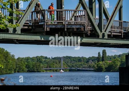 Wandern auf dem Baldeney Steig, einem Wanderweg rund um den Essener Baldeneysee, einem Ruhrgebiet, über die Ruhrhöhen, ehemalige Eisenbahnbrücke, Kampma Stockfoto